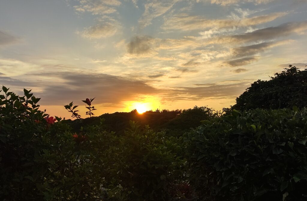 久高島の食堂とくじんの庭からの夕日